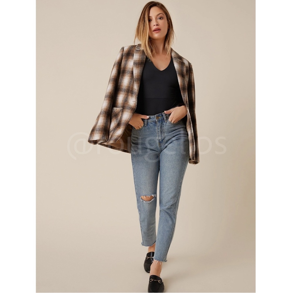 Black V-Neck Slim Fit Bodysuit Half Sleeve - Picture 4 of 7